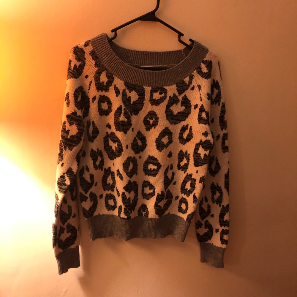Size small never worn pullover sweater!